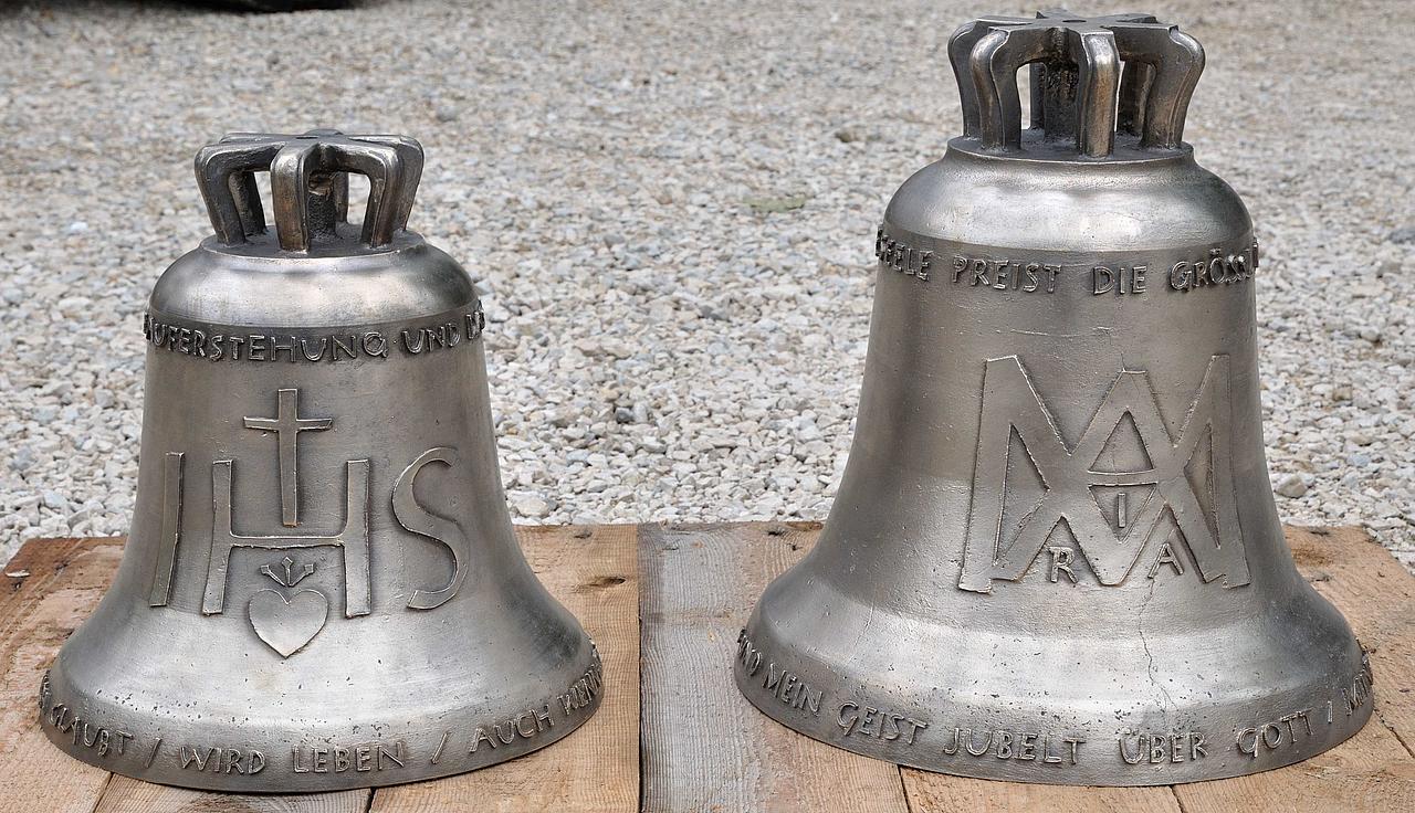 Eispertshofen, Filialkirche Herz Jesu: Die beiden neuen Glocken nach der amtlichen Prüfung.  Bild: Thomas Winkelbauer
