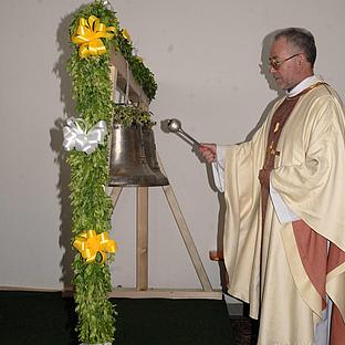 Glockenweihe in Eispertshofen: Pfarrer Jablonski besprengt die Glocken mit Weihwasser.  Bild: Thomas Winkelbauer