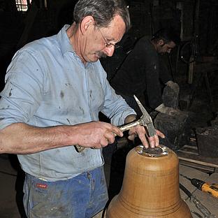 Auf die Form der neuen Eispertshofener Glocken wird die Krone aufgesetzt.  Bild: Thomas Winkelbauer