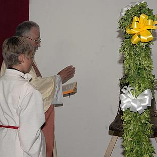 Glockenweihe in Eispertshofen: Pfarrer Jablonski spricht das Weihegebet.  Bild: Thomas Winkelbauer