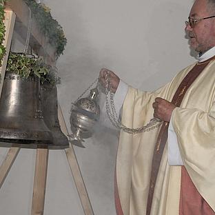 Glockenweihe in Eispertshofen: Pfarrer Jablonski inzensiert die Glocken.  Bild: Thomas Winkelbauer