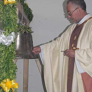 Glockenweihe in Eispertshofen: Pfarrer Jablonski bezeichnet die Glocken mit einem Chrisam-Kreuz.  Bild: Thomas Winkelbauer